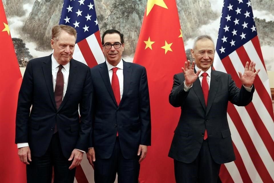 El representante comercial de EU, Robert Lighthizer (izq.), asistió a una reunión en Pekín, acompañado del viceprimer ministro chino, Liu He (der.), y el Secretario del Tesoro, Steven Mnuchin.