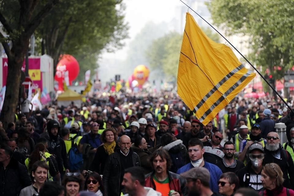 Manifestación de los sindicatos galos y de los 'chalecos amarillos' para conmemorar el Día Internacional de los Trabajadores.