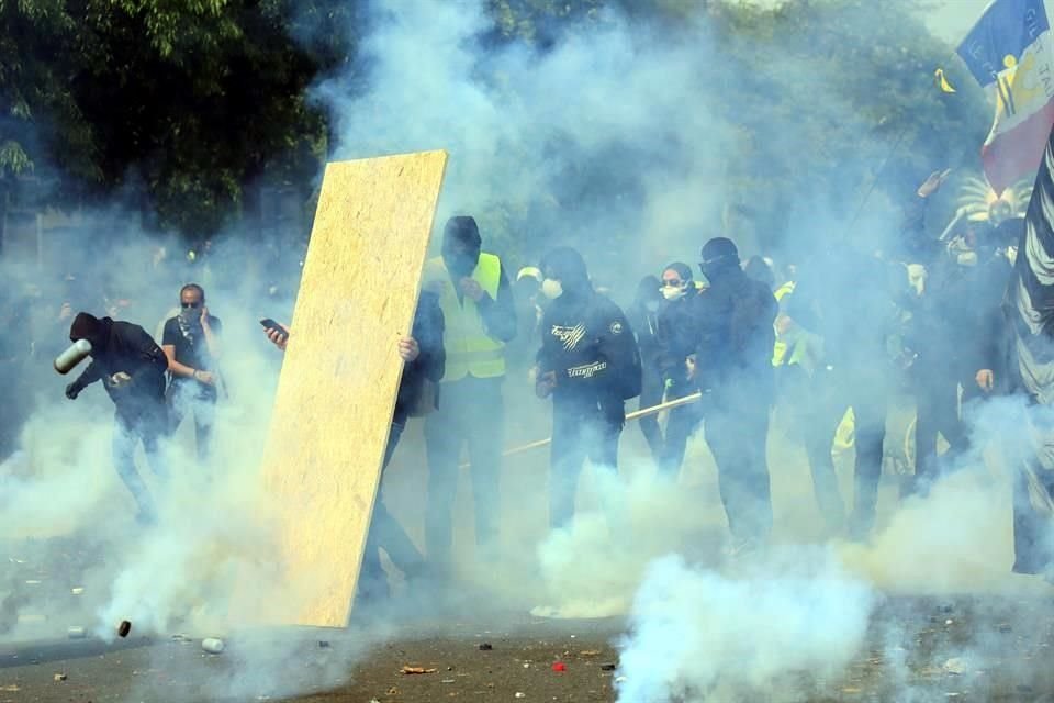 Policías arrojaron gas lacrimógeno hacia los manifestantes.