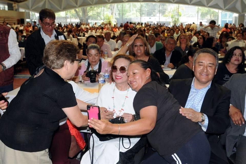 Elba Esther Gordillo, ex lideresa magisterial, se reunió con 4 mil docentes de la Ciudad de México para conmemorar el Día del Trabajo.