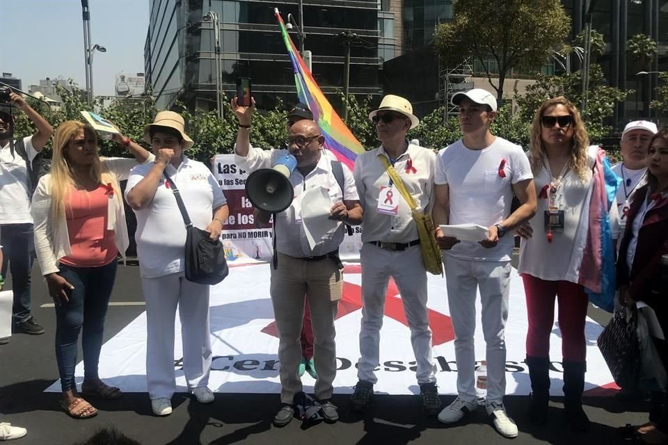 Integrantes del Movimiento Nacional de Lucha contra el VIH se manifiestan al pie de la Estela de Luz, frente a la Secretaría de Salud.