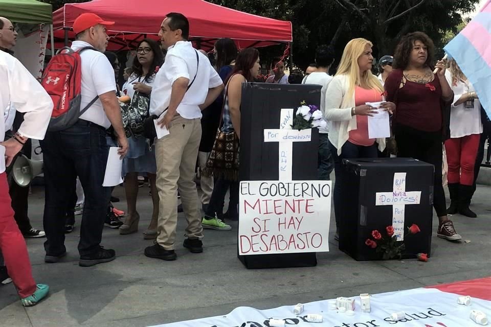 Integrantes del Movimiento Nacional de Lucha contra el VIH se manifiestan al pie de la Estela de Luz, frente a la Secretaría de Salud