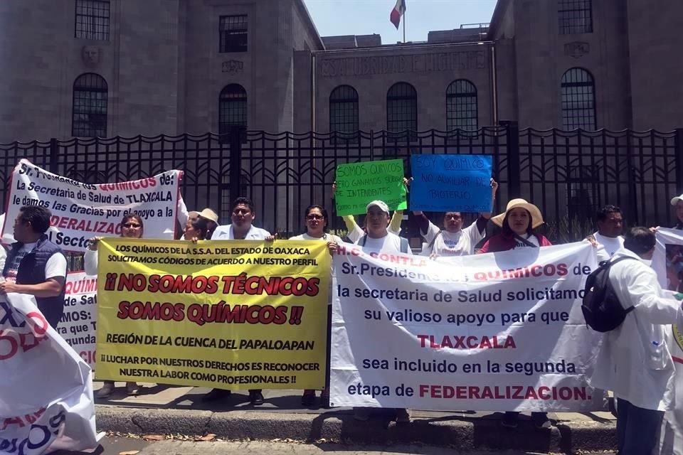 Los químicos que protestan afuera de la Ssa son de Tlaxcala, Guerrero, Puebla, Oaxaca, Edomex, Sinaloa, Querétaro, Veracruz, Tabasco, Colima y Nayarit.