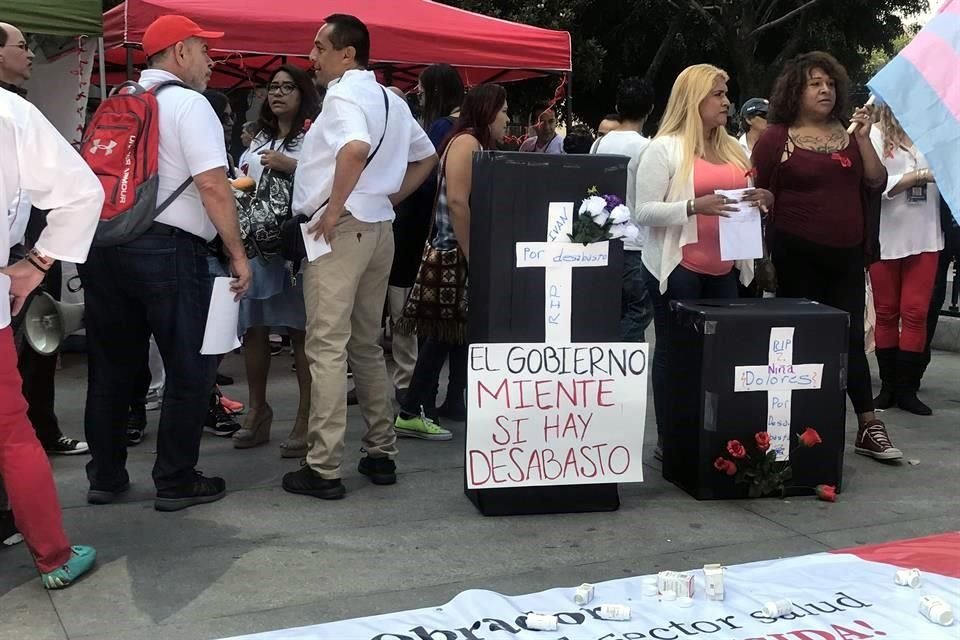 Hoy, integrantes del Movimiento Nacional de Lucha contra el VIH protestaron en la CDMX por la escasez de medicamentos en estados del País.