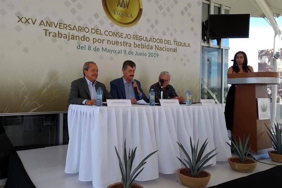 (Izq. a der.) Rodolfo González, presidente de la CNIT; Miguel Ángel Domínguez Morales, presidente del CRT, y Salvador Valenzuela, representante del sector agavero.