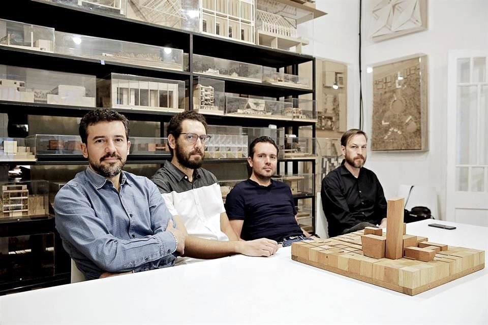 Los arquitectos del Estudio MMX destacan el valor de los modelos a escala realizados manualmente, sobre los que se arman, por ejemplo, en impresoras 3D.