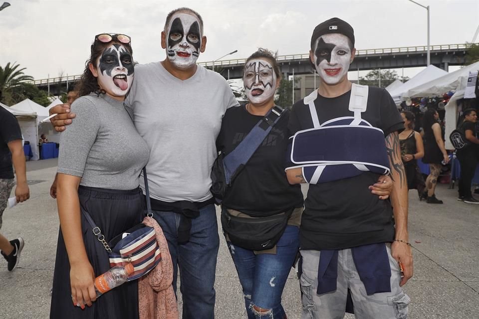 José Antonio Gómez, su esposa e hijos llegaron de Mérida para rockear con KISS.