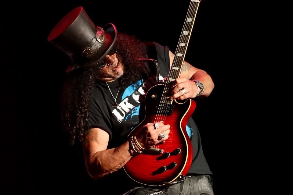 Slash arrebató aplausos con su destreza en las seis cuerdas.