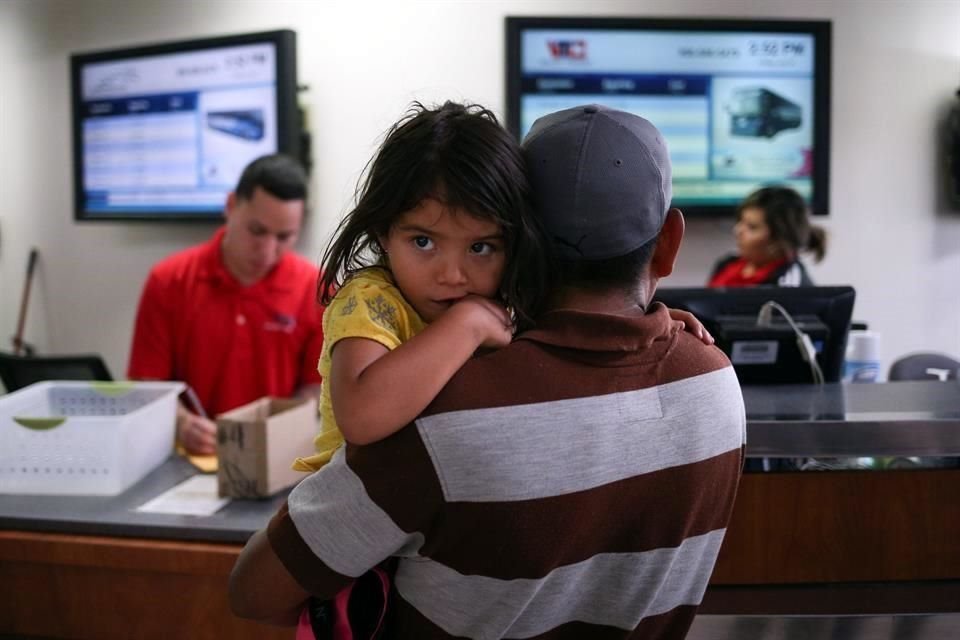 El Gobierno de EU tendría previsto volver más complejos los trámites que realizan los migrantes para solicitar refugio en el país.