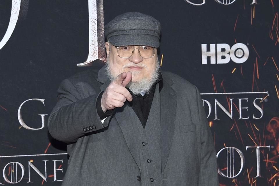 George R. R. Martin recomendó a sus fans conseguir una copia de su libro 'Fuego y Sangre' para sacar sus teorías sobre los próximos spin-offs de 'Game of Thrones'.