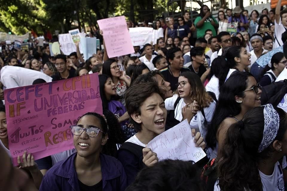 Jóvenes salieron a las calles de Río de Janeiro para protestar contra los recortes a la educación pública.