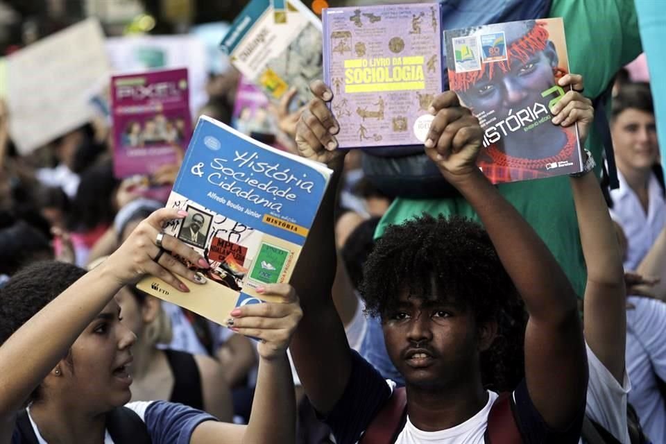 Estudiantes de escuelas públicas salieron a protestar con sus libros de texto en Río.