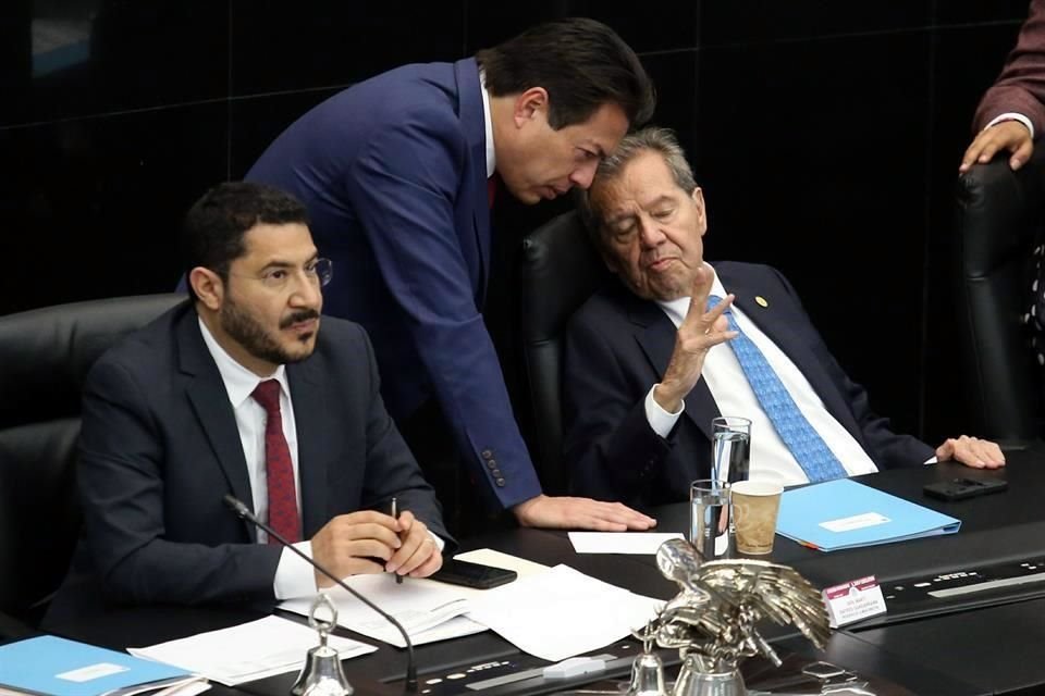 El diputado Mario Delgado; el presidente del Senado, Martí Batres, y el presidente de la Cámara de Diputados, Porfirio Muñoz Ledo, durante la sesión de la Comisión Permanente.