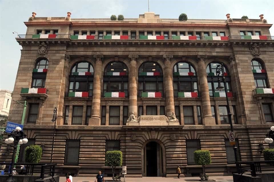 En un estudio, el Observatorio Salarial de la Universidad Lasalle advirtió que Banxico tuvo errores metodológicos en su análisis para concluir que subir el mínimo frenó la creación de empleo. 