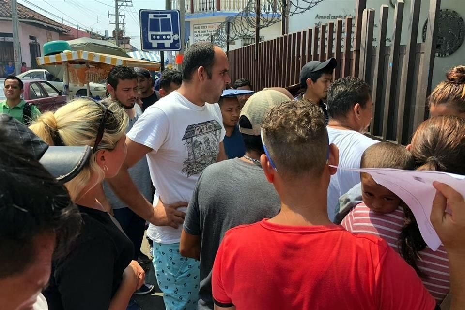 Decenas de cubanos buscan una opción para regularizar su estancia en México y seguir su viaje hacia EU. Hoy, acudieron a la Comisión Mexicana de Ayuda a Refugiados.