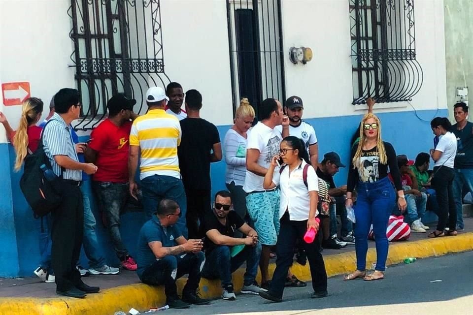 Decenas de cubanos buscan una opción para regularizar su estancia en México y seguir su viaje hacia EU. Hoy, acudieron a la Comisión Mexicana de Ayuda a Refugiados.