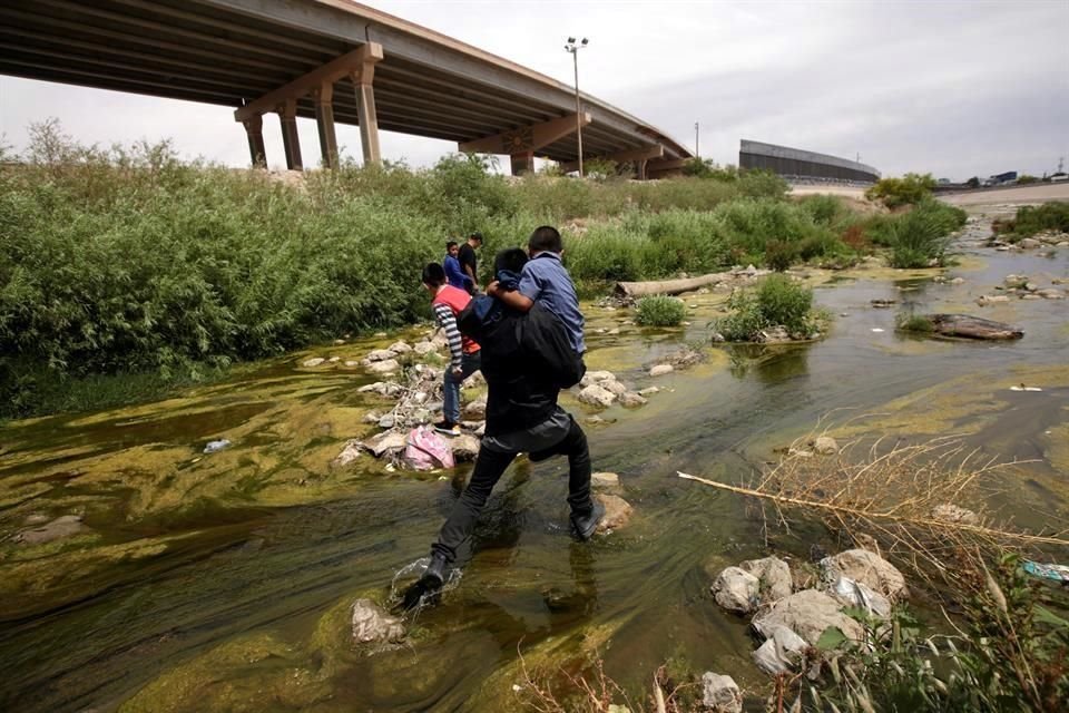 Migrantes cruzan el Río Bravo en Ciudad Juárez este miércoles.