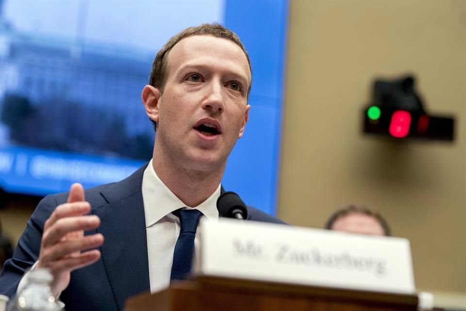 Chris Hughes criticó que la fijación con el crecimiento de Mark Zuckerberg (foto) lo haya llevado a sacrificar la seguridad y la civilidad a cambio de más clicks.