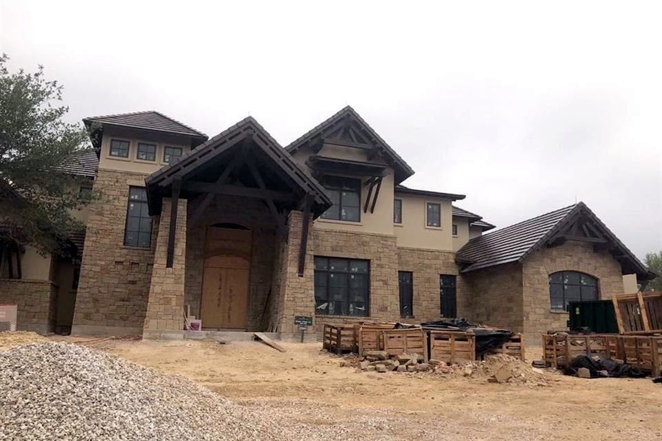 Las residencias son construidas en los números 21555, 21547, 21539 y 21531 de la calle Reserva Avila en The Dominion.