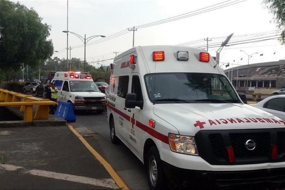 Al menos tres ambulancias se colocaron frente a Rectoría.