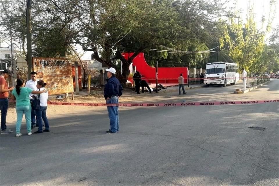 Los primeros reportes indican que tres sujetos armados, a bordo de un auto rojo, interceptaron al camin con el personal carcelario y abri fuego contra la unidad.