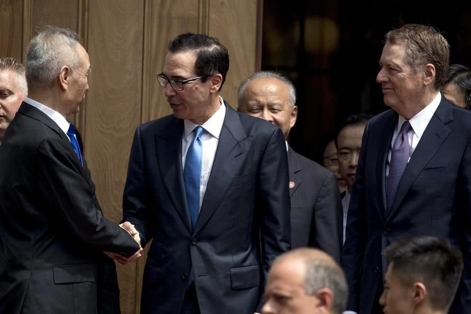 El Secretario del Tesoro, Steve Mnuchin, y el Representante Comercial, Robert Lighthizer, saludan al Vicepremier chino Liu He.