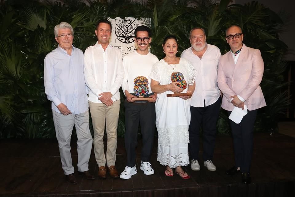 Manolo Caro y Angélica Aragón recibierion el premio Xcaret en el marco de los Premios Platino del Cine Iberoamericano.