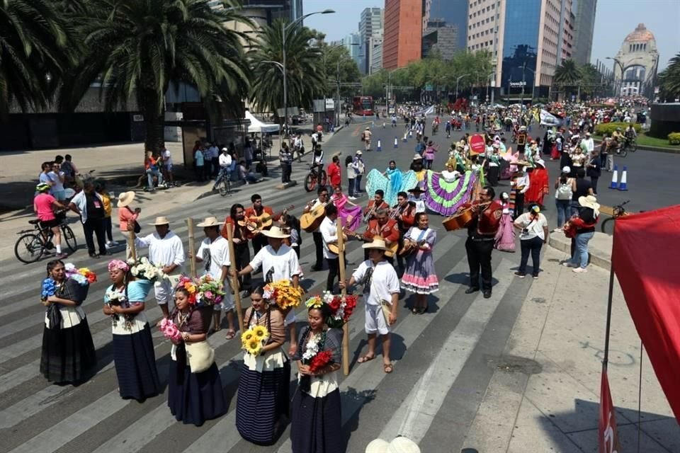 Más de 800 bailarines participaron en el desfile 'Y que no pare de bailar la Ciudad de México', circuito dancístico que partió del Monumento a la Revolución.