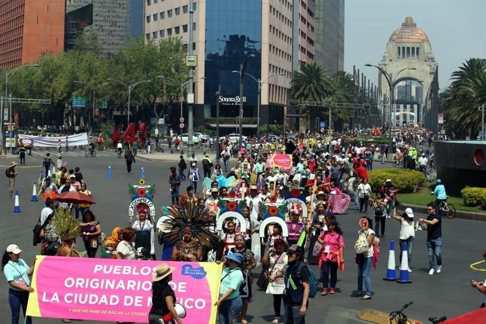 Más de 800 bailarines participaron en el desfile 'Y que no pare de bailar la Ciudad de México', circuito dancístico que partió del Monumento a la Revolución.