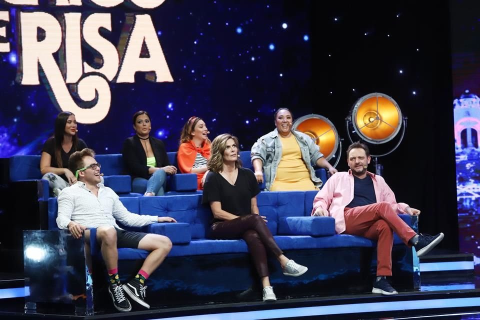 Marizel (izq. atrás), Mariana Echeverría,Regina Blandón,Michelle Rodríguez,Yurem (Izq. delante) ,Montserrat Oliver y Ricardo Fastlicht.