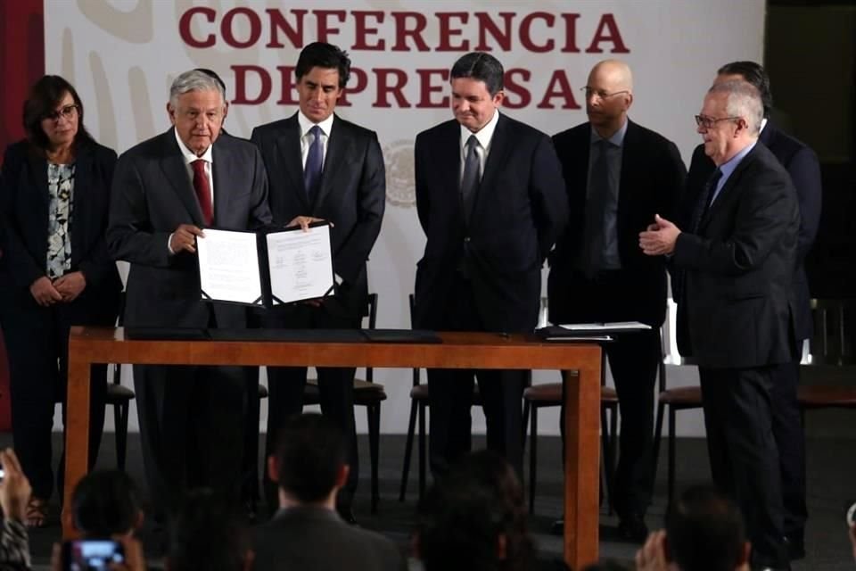 El Presidente López Obrador pactó un fondo con tres entidades bancarias por 8 mmdd para refinanciar la deuda de Pemex.