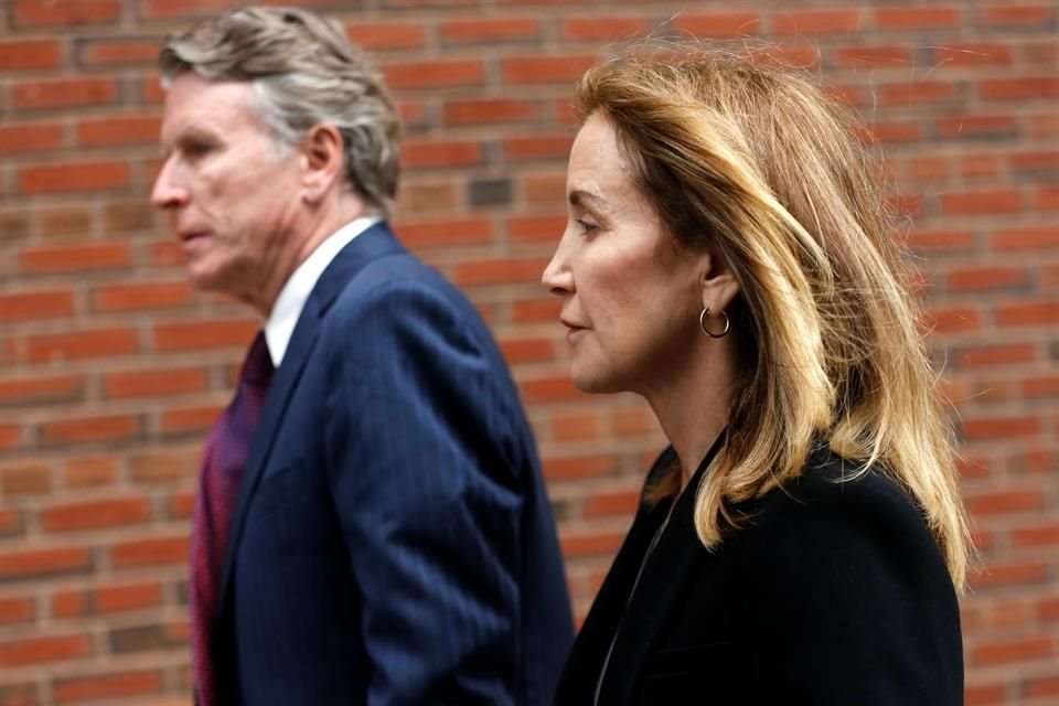 Felicity Huffman llegó a la Corte de la mano de su hermano, Moore Huffman Jr.