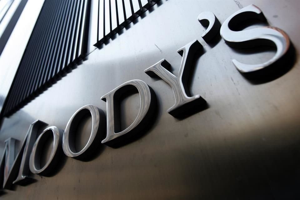 Moody's Ratings despojó a EU de máxima calificación crediticia debido a que no ha logrado detener creciente deuda durante varios gobiernos.