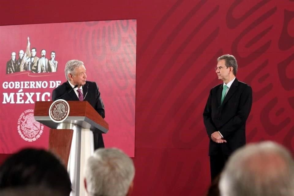 El Presidente con el titular de la SEP en la conferencia en Palacio Nacional.