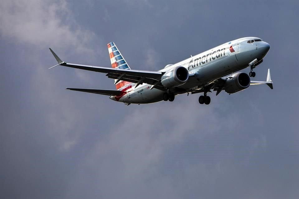 American Airlines recortará un 7.5 por ciento su capacidad en Estados Unidos, reduciendo la frecuencia en algunas de sus rutas con más servicio, y un 10 por ciento en los trayectos internacionales durante el verano, cuando más vuelos opera.