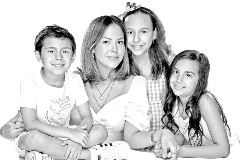 Zerelda Vives de González con Ferrán, Bibiane y Estefanía González Vives