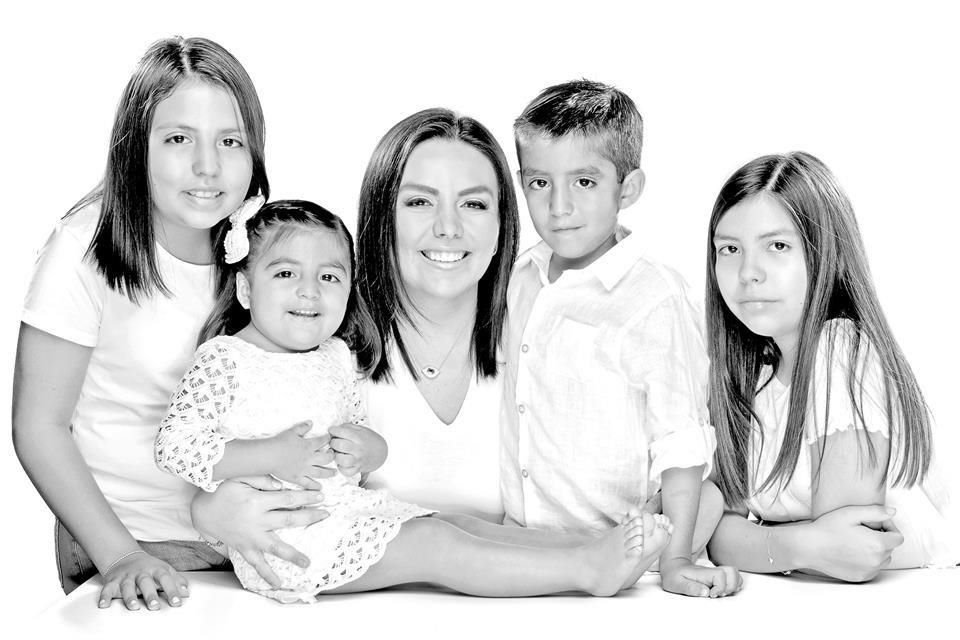 Catalina Sandoval con Roberta, Cordelia, Carlos y Raquel Dávalos Sandoval