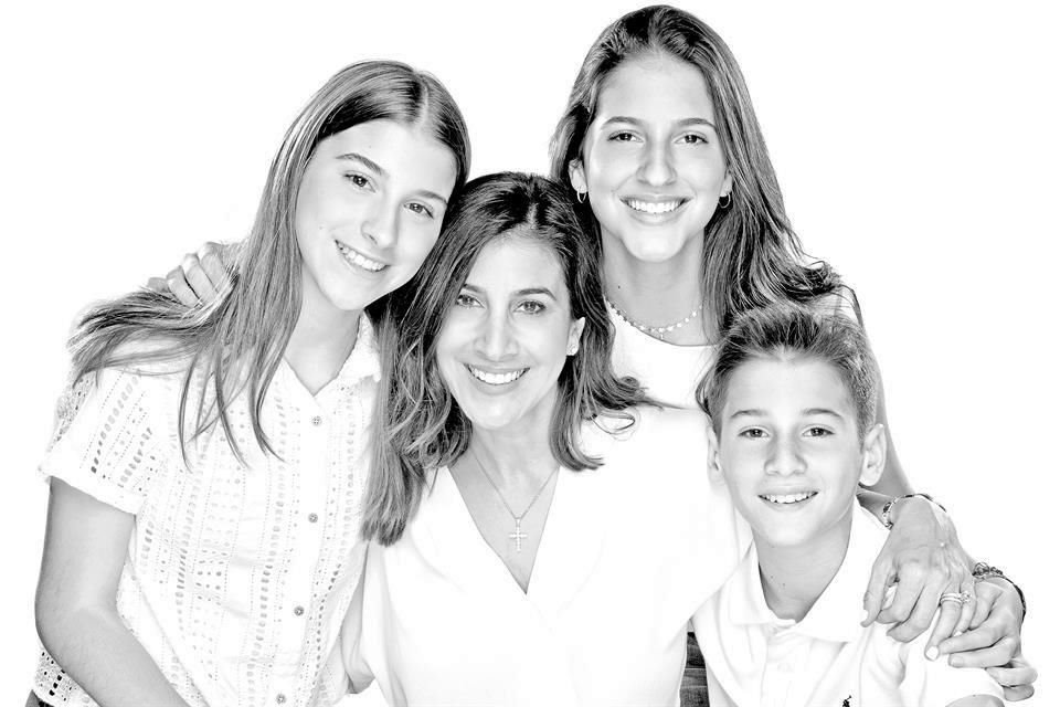 Alejandra Gutiérrez Santos de Garza con Belén, Mariel y Miguel Garza Gutiérrez
