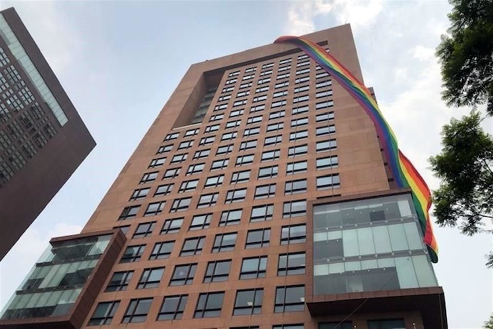 El edificio de la Cancillería con la bandera de arcoíris.