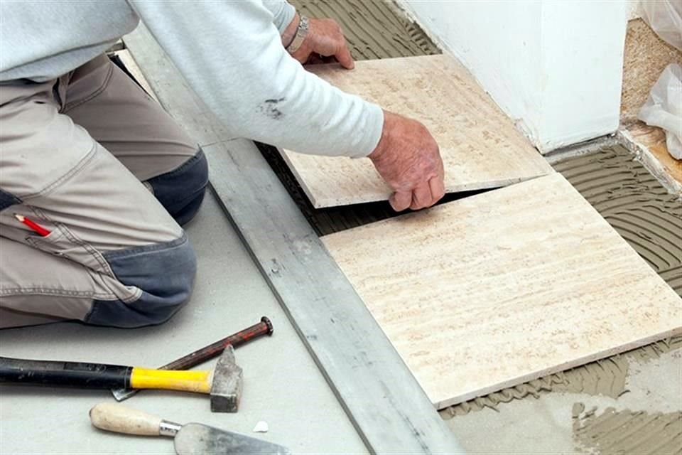 Un trabajo que puede rejuvenecer el interior es cambiar el piso.<br>El costo en este tipo de remodelación será según el material.<br>Por ejemplo, un cerámico puede ir desde los 250 pesos el metro cuadrado.