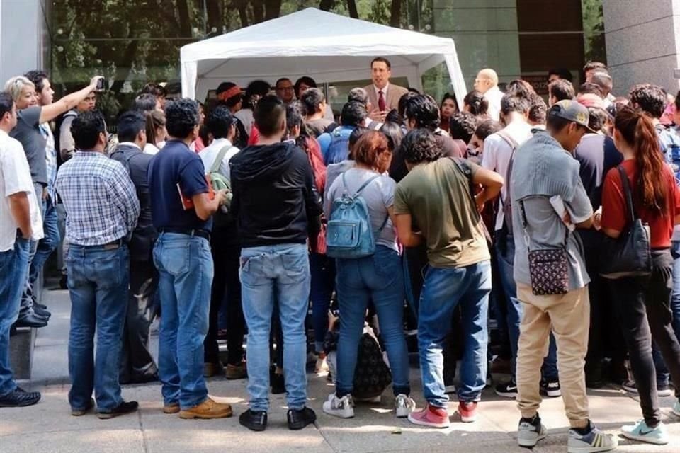 Este jueves jóvenes de Puebla y la Ciudad de México acusaron que llevan hasta dos meses sin cobrar.