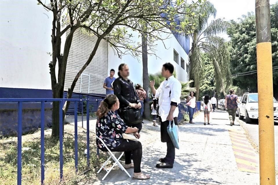 La mujer que se encuentra sentada es una de las personas que ayer ofrecían asesorías afuera de la STPS.