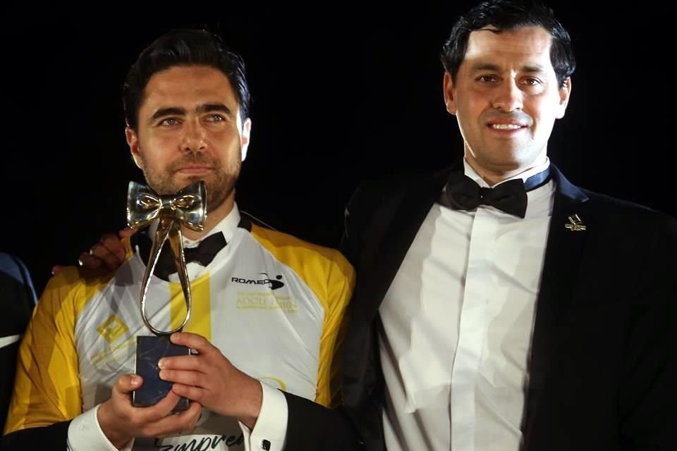 Adalberto Flores (izq.), ganador del Premio Adolf Horn, y Andrés Álvarez Maxemín, presidente del CCJEJ.