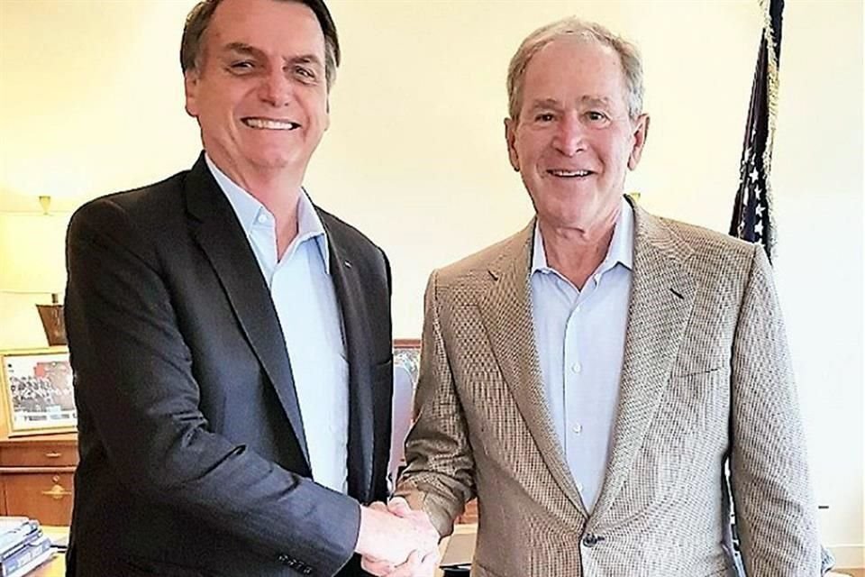 se reunió el pasado jueves con el ex Mandatario George W. Bush y compartió orgulloso en su Twitter una foto del encuentro.