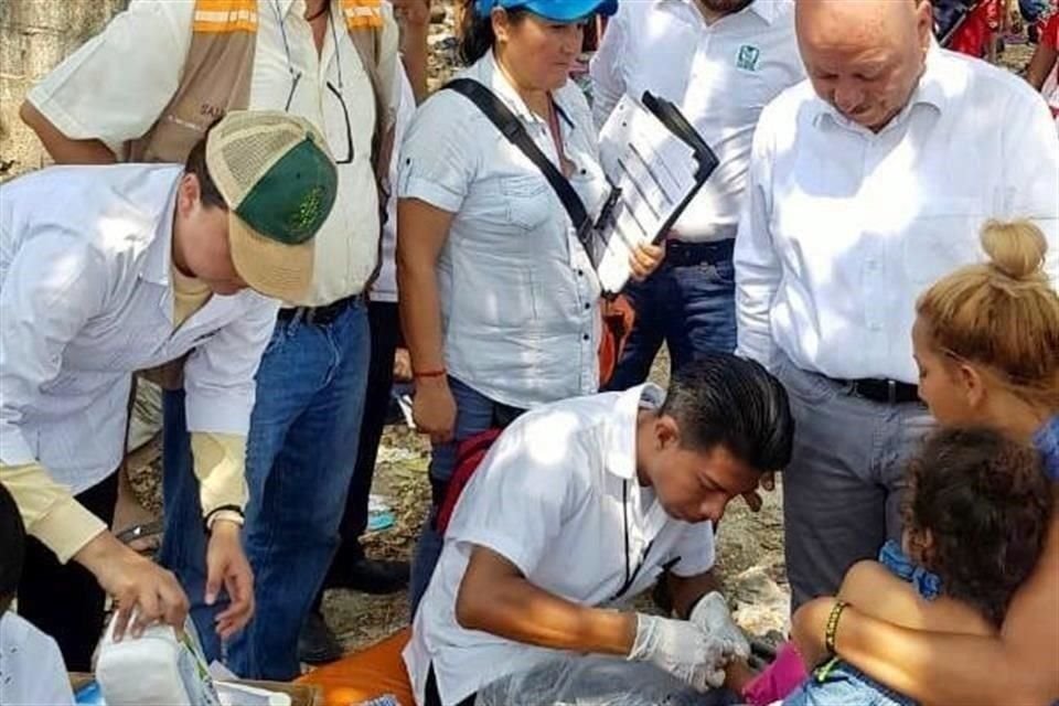 Los médicos pasantes reciben su servicio social una beca que va de los 600 a los 3 mil 600 pesos, y muchas veces laboran en condiciones de inseguridad.