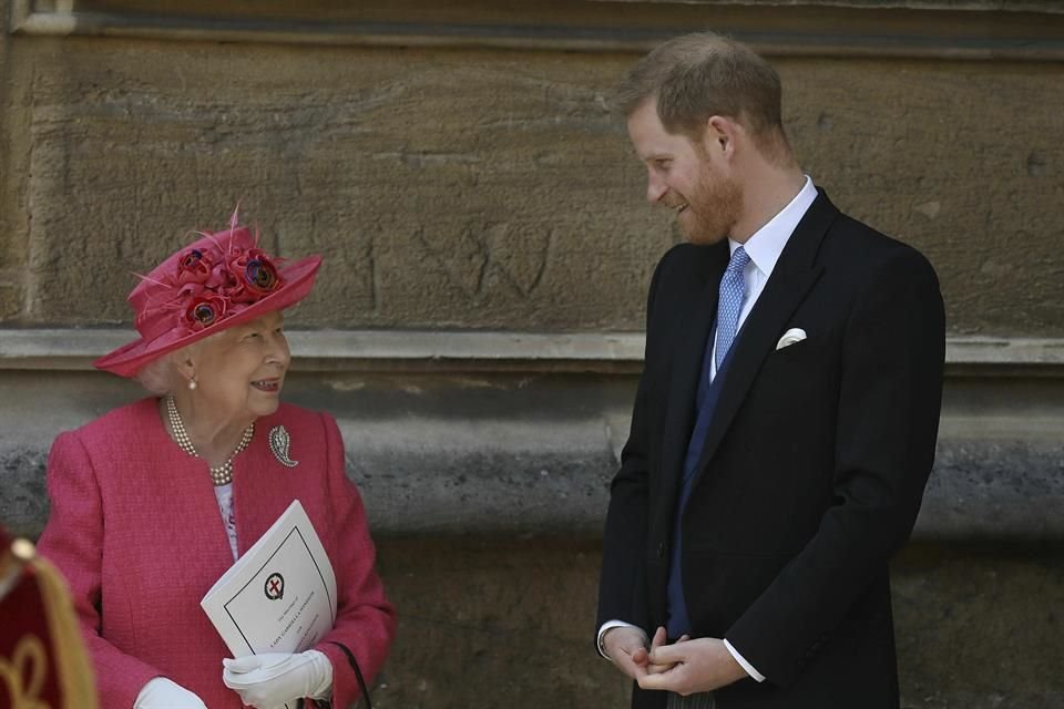 La Reina Isabel II y su nieto, el Príncipe Enrique, acudieron a la boda de Lady Gabriella.