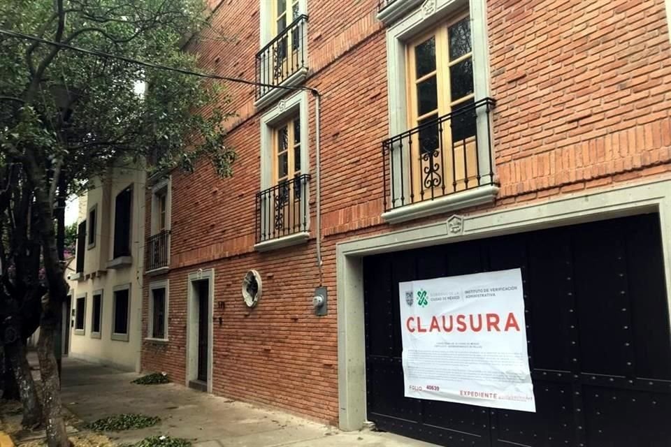 En un edificio construido de manera irregular en el Área de Conservación Patrimonial de Coyoacán Centro, el Invea colocó sellos de clausura.