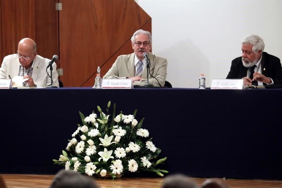 Los escritores Adolfo Castañón, Vicente Quirarte y Gonzalo Celorio, director de la AML, recordaron la obra de Del Paso en Sala Manuel M. Ponce del Palacio de Bellas Artes.