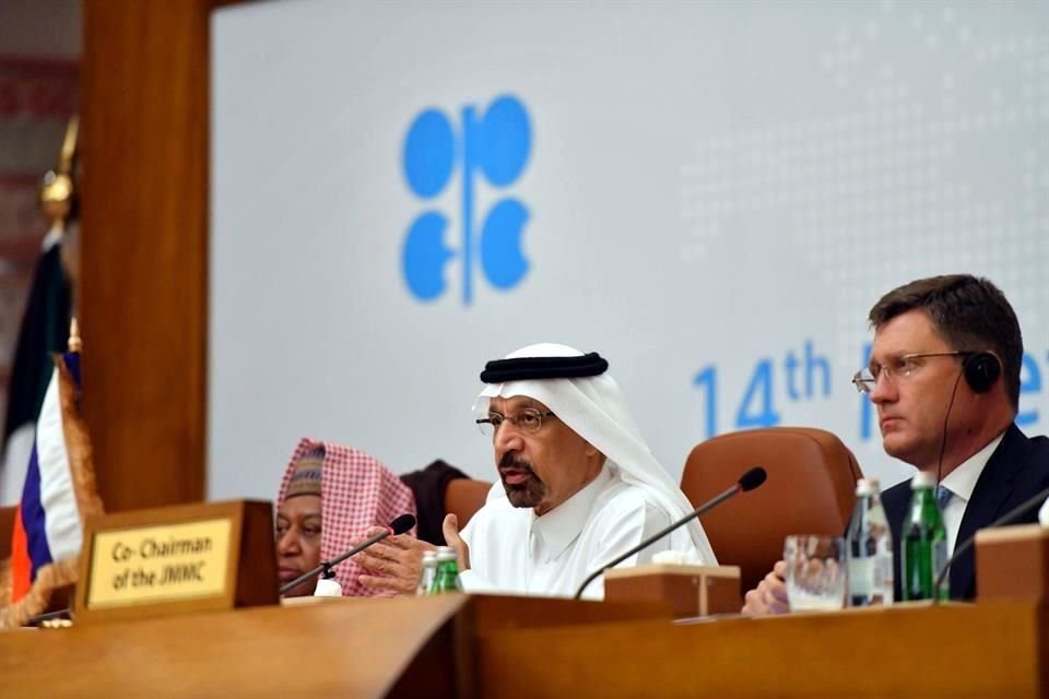 El ministro de Energía de Arabia Saudita, Khalid al-Falih (centro), dijo hoy que hay un consenso entre la OPEP y sus productores aliados para reducir 'gradualmente' los inventarios petroleros.