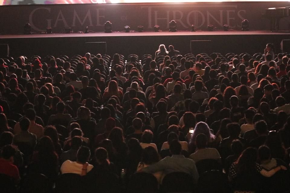 3 mil personas se dieron cita en el Pepsi Center WTC para disfrutar de la final de 'Game of Thrones'.